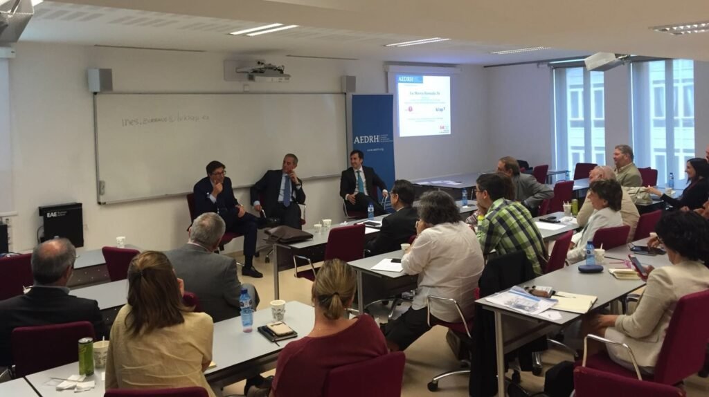 MESA REDONDA -CARRERA DEL DIRECTOR DE RECURSOS HUMANOS